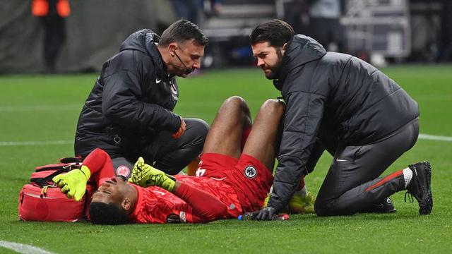 法兰克福球迷集体示威，俱乐部管理层受压的简单介绍